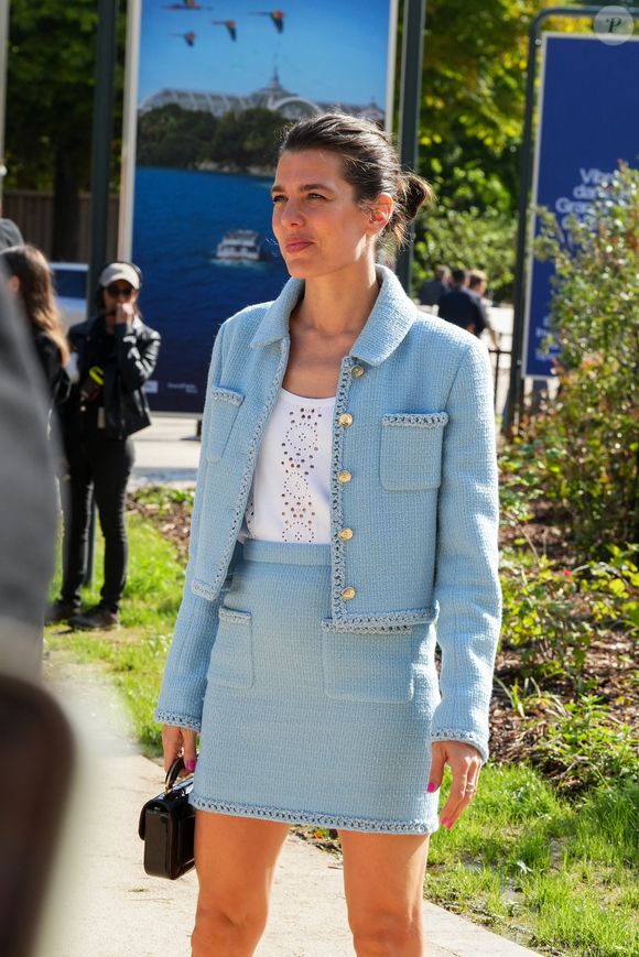 Les enfants de Charlotte Casiraghi sont très jeunes, selon elle.

Charlotte Casiraghi assiste au défilé Chanel Haute Couture Automne/Hiver 2025/2026 dans le cadre de la semaine de la mode à Paris le 8 juillet 2025 à Paris, France.  (Photo par Lucia Sabatelli/Bestimage)