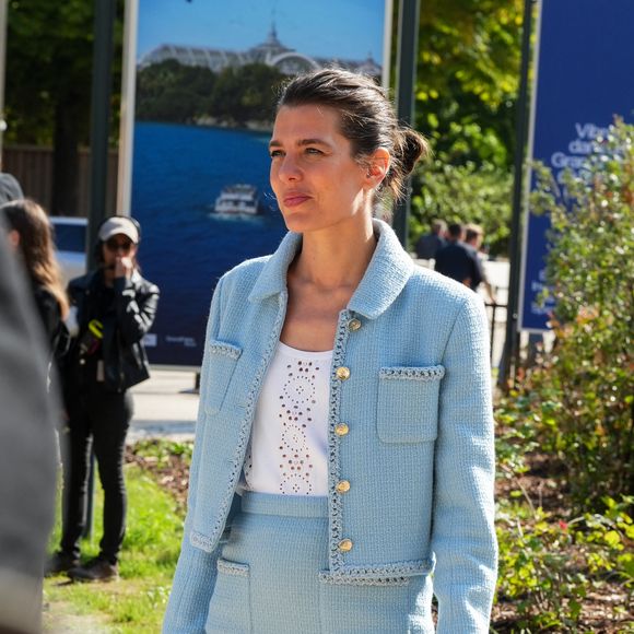 Les enfants de Charlotte Casiraghi sont très jeunes, selon elle.

Charlotte Casiraghi assiste au défilé Chanel Haute Couture Automne/Hiver 2025/2026 dans le cadre de la semaine de la mode à Paris le 8 juillet 2025 à Paris, France.  (Photo par Lucia Sabatelli/Bestimage)