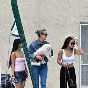 Exclusif - Laeticia Hallyday et ses filles Jade et Joy (qui résident depuis quelques jours dans la propriété familiale du Cap-d'Ail) arrivent à Marseillan pour déjeuner avec Elyette Boudou "Mamie Rock" (qui fêtera ses 89 ans le 5 juillet prochain), accompagné de son père André Boudou et sa fille Alcéa (demi soeur de Laeticia). Toute la famille est allée déjeuner à la crêperie "La Maison de Camille" à Marseillan, France, le 2 juillet 2024.