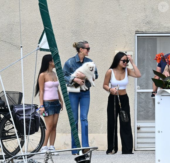 Exclusif - Laeticia Hallyday et ses filles Jade et Joy (qui résident depuis quelques jours dans la propriété familiale du Cap-d'Ail) arrivent à Marseillan pour déjeuner avec Elyette Boudou "Mamie Rock" (qui fêtera ses 89 ans le 5 juillet prochain), accompagné de son père André Boudou et sa fille Alcéa (demi soeur de Laeticia). Toute la famille est allée déjeuner à la crêperie "La Maison de Camille" à Marseillan, France, le 2 juillet 2024.