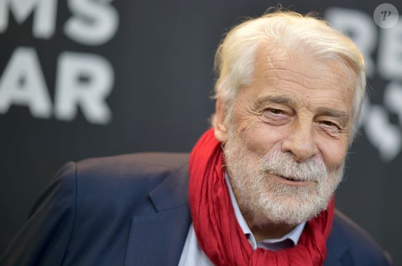 Malgré la maladie, il a tout de même tenter de continuer à jouer, en vain : "Jouer (...) contre la toux et la mauvaise respirations que ça amène, c’est impossible". 

Jacques Weber - Photocall et remise du prix Claude Chabrol lors de la 3ème édition du festival du film policier à Reims le 7 avril 2023.

© Franck Castel / Bestimage