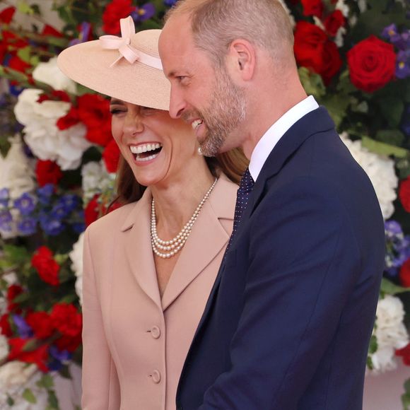 Le roi Charles III d'Angleterre et la reine consort Camilla accueillent le président Emmanuel Macron et sa femme Brigitte Macron à  Datchet Road le 8 juillet 2025.

© Chris Jackson / Pool / Julien Burton via Bestimage