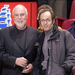 Le 17 octobre 2000. René Angelil, le mari de Céline Dion, et le chanteur et compositeur français Jean-Jacques Goldman assistent à un match de hockey opposant les Canadiens de Montréal aux Bruins de Boston. © André Pichette/ABACA