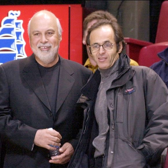 Le 17 octobre 2000. René Angelil, le mari de Céline Dion, et le chanteur et compositeur français Jean-Jacques Goldman assistent à un match de hockey opposant les Canadiens de Montréal aux Bruins de Boston. © André Pichette/ABACA