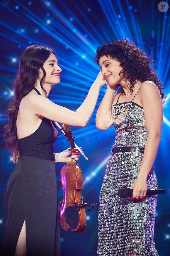 Barbara Pravi et Esther Abrami lors de l’enregistrement de l’émission “Les stars s’unissent pour le Sidaction” au théâtre Marigny à Paris, France, le 11 mars 2025. L’émission sera diffusée en prime le 22 mars sur France 2. © Guirec-Moreau/ Bestimage