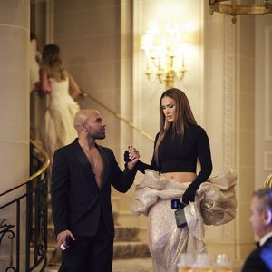 Exclusif - Vitaa et Saïd Boussif - 12ème édition de la soirée Global Gift Gala à l'hôtel Four Seasons George V à Paris le 5 octobre 2024.
Le 5 octobre 2024, le prestigieux hôtel Four Seasons George V a accueilli la 12ème édition du Global Gift Gala Paris, une soirée d'exception présidée par Maria Bravo et placée sous le patronage de l'actrice et philanthrope E.Longoria. Ce gala caritatif annuel, devenu un rendez-vous incontournable de la capitale, a réuni les plus grandes personnalités pour soutenir deux causes majeures : la Global Gift Foundation et l'association Women Safe & Children.

Sous les ors de l'un des plus beaux palaces parisiens, cette soirée d'élégance et de générosité a offert de nombreux temps forts, dont des performances musicales inédites.

Un moment d'émotion a été également marqué par la remise du Global Gift Humanitarian Award à l'humoriste F.Foresti, en reconnaissance de son engagement exemplaire et de ses actions en faveur des femmes et enfants victimes de violences familiales. Mme Mo.Bacardi a également reçu le “Global Gift Women Empowerment Award”.

Un dîner de haute gastronomie a été servi, entouré de personnalités de renom. La soirée a été animée par la journaliste He.Mannarino et le mannequin L.Bernal, et le dîner gastronomique a été signé par le chef triplement étoilé C.Le Squer, du célèbre restaurant Le Cinq.

De nombreuses personnalités issues du monde du cinéma, de la mode et du spectacle ont honoré cet événement prestigieux, témoignant de leur engagement pour des causes humanitaires qui leur tiennent à cœur.

La soirée a été placée sous le signe de l'élégance et du raffinement. Eva Longoria, marraine de la Global Gift Foundation, a été parée des créations d'exception de la maison APM Monaco, partenaire officiel de l'événement.

Le cocktail d'accueil a été rehaussé par le champagne de la maison Grégory Verlet, les vins de Pomerol du Château de Marianne de Pedro, ainsi que les spiritueux du Groupe Love Spirit, offrant une expérience gustative unique.

Cette 12ème édition du Global Gift Gala Paris a été un moment inoubliable de générosité et de partage, où l'art, la gastronomie et la solidarité se sont réunis pour faire briller l'espoir d'un monde meilleur.


© Cyril Moreau / Bestimage