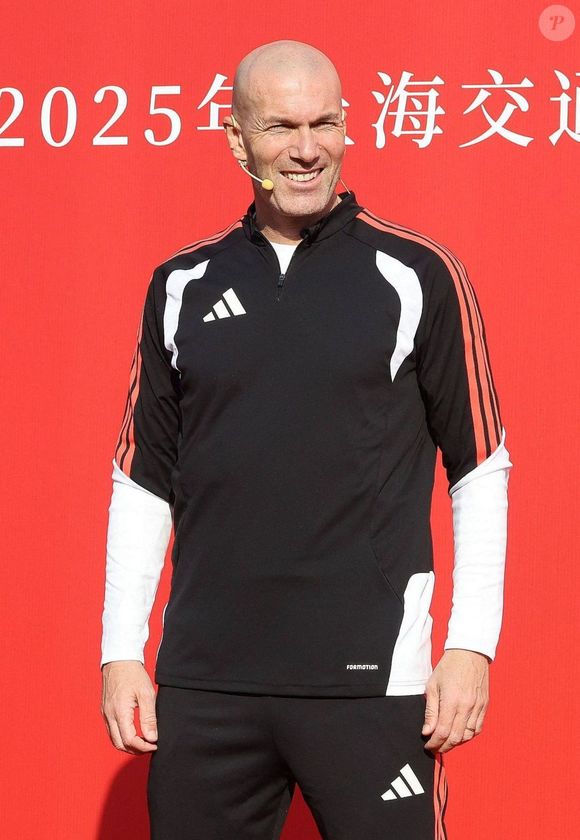 Zinedine Zidane et le footballeur Kuai Jiwen visitent l'université Jiao Tong de Shanghai lors de leur tournée en Chine - 30/11/2025 © Imago/PsnewZ/Bestimage