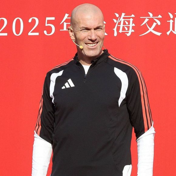 Zinedine Zidane et le footballeur Kuai Jiwen visitent l'université Jiao Tong de Shanghai lors de leur tournée en Chine - 30/11/2025 © Imago/PsnewZ/Bestimage