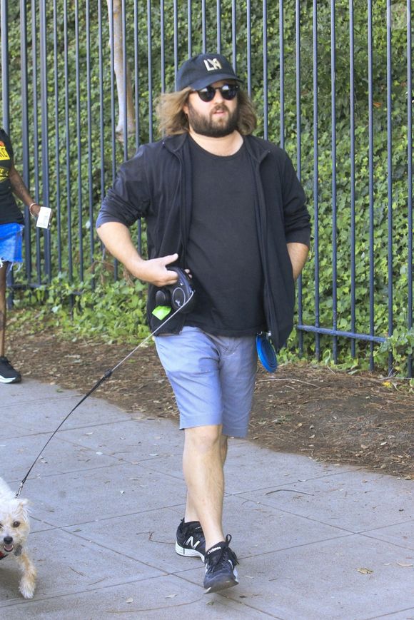 L'acteur Haley Joel Osment a été aperçu lors du SAG Strike qui se déroule sur le site de Disney à Burbank, et il n'était pas seul. ©Backgrid USA / Bestimage