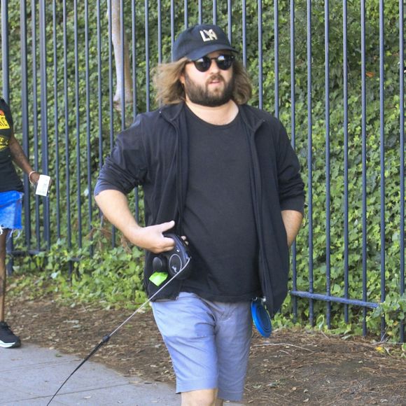 L'acteur Haley Joel Osment a été aperçu lors du SAG Strike qui se déroule sur le site de Disney à Burbank, et il n'était pas seul. ©Backgrid USA / Bestimage