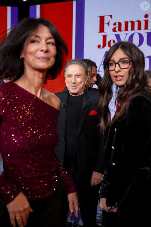 Exclusif - Michel Drucker en backstage de l'enregistrement de l'émission "Famille je vous aime" présentée par M.Drucker et qui sera diffusée le 29 décembre sur France 3, au studio Rive gauche, à Paris, France, le 2 décembre 2025. © Gaffiot-Perusseau/Bestimage