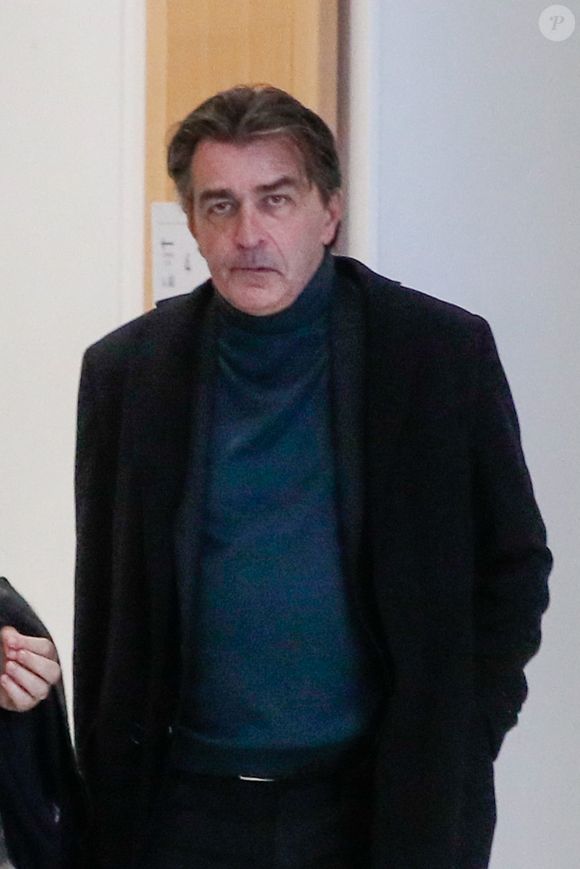 Le chef cuisinier Yannick Alléno à la sortie de la salle d'audience - Mort d'Antoine Alléno (fils du chef cuisinier Yannick Alléno) en 2022 : Le chauffard (Francky D.) reconnu coupable d'homicide involontaire et condamné à 7 ans de prison assorties d'un mandat de dépôt différé, au tribunal correctionnel de Paris, France, le 28 novembre 2024. Franky D., 27 ans, était accusé d'avoir percuté Antoine Alléno, en mai 2022 à Paris. Sans permis, il était ivre au volant d'une puissante Audi volée. Il a été condamné pour homicide involontaire. © Christophe Clovis/Bestimage