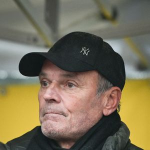 L'humoriste français Laurent Baffie regarde Paul Watson, militant canado-américain pour l'environnement, la conservation et les droits des animaux, participer à sa manifestation de bienvenue sur la place de la République à Paris, le 21 décembre 2024. Photo by Firas Abdullah/ABACAPRESS.COM
