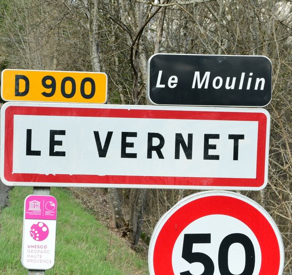 Illustrations au Vernet dans les Alpes-de-Haute-Provence dans le cadre de la disparition du petit Emile en juillet 2023 dont une partie des ossements ont été retrouvés.
Le 4 avril 2024. © Romain Doucelin / Bestimage