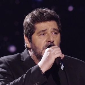 Et elle a été marquée par une séquence hors norme : le célèbre chanteur Patrick Fiori s’est en effet glissé incognito parmi les candidats des auditions à l’aveugle pour surprendre les coachs.

The Voice sur TF1 le 28 février 2026