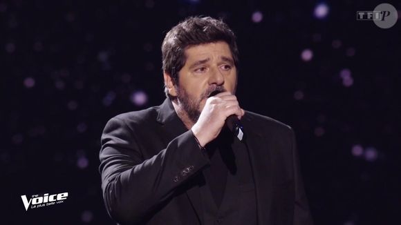 Et elle a été marquée par une séquence hors norme : le célèbre chanteur Patrick Fiori s’est en effet glissé incognito parmi les candidats des auditions à l’aveugle pour surprendre les coachs.

The Voice sur TF1 le 28 février 2026