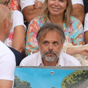 Semi-exclusif - Romain Sardou - Michel Sardou rend hommage à son père en famille lors du premier trophée de pétanque "Fernand Sardou" à Bormes-les-Mimosas le 29 mai 2026. Le célèbre chanteur est venu en famille avec sa femme, son fils Romain avec son fils de deux ans et demi et de sa compagne enceinte de son deuxième enfant.
La première édition du Trophée Fernand Sardou est organisée du 29 au 31 mai au coeur du village de Bormes les Mimosas. Une initiative portée par Michel et son fils Romain, pour rendre hommage à leur illustre parent Fernand Sardou au travers d'un tournoi de pétanque.
En lien avec la municipalité et l'Amicale Bouliste Borméenne (ABB), un premier Trophée Fernand Sardou sera organisé avec deux grands temps forts : Le vendredi, dès 18h, un tournoi d'exhibition sera proposé et verra s'affronter 16 triplettes. Puis un concours fédéral à pétanque sera organisé le weekend et ouvert à tous les amateurs. 128 équipes seront réparties sur les sites les plus emblématiques du village, à savoir au boulodrome de la place Saint-François, mais aussi au parc Cigalou, sur le site du château et à l'ancien stade. © Franz Chavaroche/Bestimage