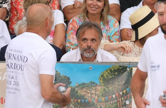 Semi-exclusif - Romain Sardou - Michel Sardou rend hommage à son père en famille lors du premier trophée de pétanque "Fernand Sardou" à Bormes-les-Mimosas le 29 mai 2026. Le célèbre chanteur est venu en famille avec sa femme, son fils Romain avec son fils de deux ans et demi et de sa compagne enceinte de son deuxième enfant.
La première édition du Trophée Fernand Sardou est organisée du 29 au 31 mai au coeur du village de Bormes les Mimosas. Une initiative portée par Michel et son fils Romain, pour rendre hommage à leur illustre parent Fernand Sardou au travers d'un tournoi de pétanque.
En lien avec la municipalité et l'Amicale Bouliste Borméenne (ABB), un premier Trophée Fernand Sardou sera organisé avec deux grands temps forts : Le vendredi, dès 18h, un tournoi d'exhibition sera proposé et verra s'affronter 16 triplettes. Puis un concours fédéral à pétanque sera organisé le weekend et ouvert à tous les amateurs. 128 équipes seront réparties sur les sites les plus emblématiques du village, à savoir au boulodrome de la place Saint-François, mais aussi au parc Cigalou, sur le site du château et à l'ancien stade. © Franz Chavaroche/Bestimage
