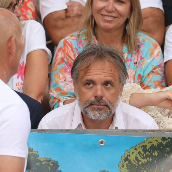 Semi-exclusif - Romain Sardou - Michel Sardou rend hommage à son père en famille lors du premier trophée de pétanque "Fernand Sardou" à Bormes-les-Mimosas le 29 mai 2026. Le célèbre chanteur est venu en famille avec sa femme, son fils Romain avec son fils de deux ans et demi et de sa compagne enceinte de son deuxième enfant.
La première édition du Trophée Fernand Sardou est organisée du 29 au 31 mai au coeur du village de Bormes les Mimosas. Une initiative portée par Michel et son fils Romain, pour rendre hommage à leur illustre parent Fernand Sardou au travers d'un tournoi de pétanque.
En lien avec la municipalité et l'Amicale Bouliste Borméenne (ABB), un premier Trophée Fernand Sardou sera organisé avec deux grands temps forts : Le vendredi, dès 18h, un tournoi d'exhibition sera proposé et verra s'affronter 16 triplettes. Puis un concours fédéral à pétanque sera organisé le weekend et ouvert à tous les amateurs. 128 équipes seront réparties sur les sites les plus emblématiques du village, à savoir au boulodrome de la place Saint-François, mais aussi au parc Cigalou, sur le site du château et à l'ancien stade. © Franz Chavaroche/Bestimage