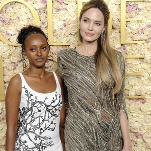 Info - Zahara renonce au nom de son père Brad Pitt - Angelina Jolie et sa fille Zahara Jolie au photocall de la 82ème cérémonie des Golden Globes au The Beverly Hilton à Los Angeles, Californie, Etats-Unis, le 5 janvvier 2025. © Imago/PsnewZ/Bestimage