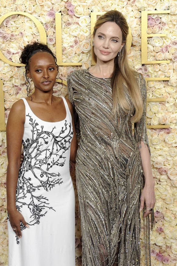 Info - Zahara renonce au nom de son père Brad Pitt - Angelina Jolie et sa fille Zahara Jolie au photocall de la 82ème cérémonie des Golden Globes au The Beverly Hilton à Los Angeles, Californie, Etats-Unis, le 5 janvvier 2025. © Imago/PsnewZ/Bestimage