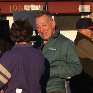 Bruce Springsteen, Jeremy Allen White, et Odessa Young sur le set de Deliver Me From Nowhere à Bayonne New Jersey Backgrid USA / Bestimage