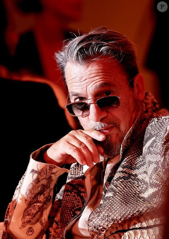 Florent Pagny - Soirée de gala "Heroes for Imagine" qui a permis de récolter dix millions d'euros au profit de la recherche contre les maladies génétiques à Paris le 23 septembre 2024. Depuis sa création en 2015, ce gala organisé tous les deux ans au cœur de l’Institut, propose à la vente des œuvres et des moments d’exception uniques pour soutenir les chercheurs et médecins de l’Institut Imagine, qui œuvrent au quotidien pour comprendre et guérir les maladies génétiques. Cette vente caritative est fondamentale pour l’avenir d’Imagine. Elle permet d’accélérer ses grands projets stratégiques, de conforter son attractivité, et de répondre aux besoins de la recherche en termes d’équipements et de technologies de pointe, comme en recrutement de talents. En quatre éditions, HEROES for Imagine a permis de lever plus de 22 millions d’euros. Et 2024 est une année toute particulière pour l’Institut Imagine qui fête ses 10 ans mais aussi la cinquième édition d’Heroes, actuellement en pleine préparation ! "Grâce à Heroes, la recherche sur les maladies génétiques s'accélère, quels que soient les obstacles, au bénéfice des enfants malades et de leurs familles. Avec virtuosité et engagement, les chercheurs et les médecins de l'Institut Imagine, pratiquent la meilleure science d'aujourd'hui pour inventer la meilleure médecine de demain" © Dominique Jacovides / Bestimage