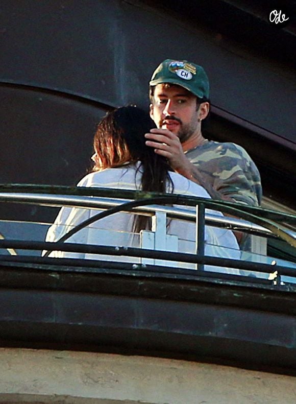 Les deux se sont rencontrés en 2017 dans un restaurant à Porto Rico, peu après un concert du chanteur.

Bad Bunny est aperçu à Stockholm à l'approche de son concert à la Strawberry Arena, accompagné de Gabriela Berlingeri, devant le Grand Hôtel de Stockholm, le 9 juillet 2026.
