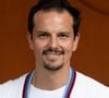 "Ma famille va bien, ils ont vécu une peur énorme mais ils sont tous sains et saufs donc merci de vous inquiéter", a confié le jeune papa avec soulagement dans sa prise de parole.

Juan Arbelaez au village lors des Internationaux de France de Tennis de Roland Garros 2026. Paris, le 2 juin 2026. 
© Jacovides-Moreau / Bestimage