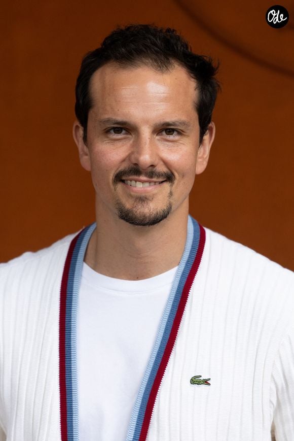 "Ma famille va bien, ils ont vécu une peur énorme mais ils sont tous sains et saufs donc merci de vous inquiéter", a confié le jeune papa avec soulagement dans sa prise de parole.

Juan Arbelaez au village lors des Internationaux de France de Tennis de Roland Garros 2026. Paris, le 2 juin 2026. 
© Jacovides-Moreau / Bestimage