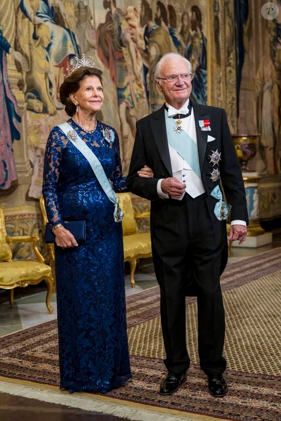 La reine Silvia, le roi Carl Gustav - Arrivée de la famille royale de Suède au dîner en l'honneur des lauréats du Prix Nobel 2024 au palais royal de Stockholm. Le 11 décembre 2024