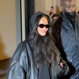 Et pour la présenter au monde, elle l'a déjà vêtue d'une pièce luxueuse.

Rihanna est passée faire du shopping aux Galeries Lafayette à Paris le 6 avril 2026.