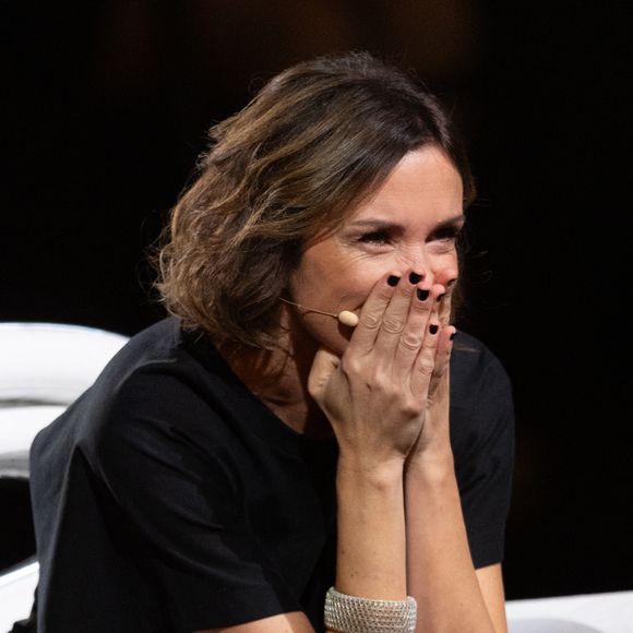 Exclusif -  Isabelle Ithurburu lors de l'enregistrement de l'émission "La chanson secrète N°14", présentée par Nikos Aliagas et diffusée le 26 décembre sur TF1, à Paris le 9 décembre 2025. © Jacovides-Moreau/Bestimage