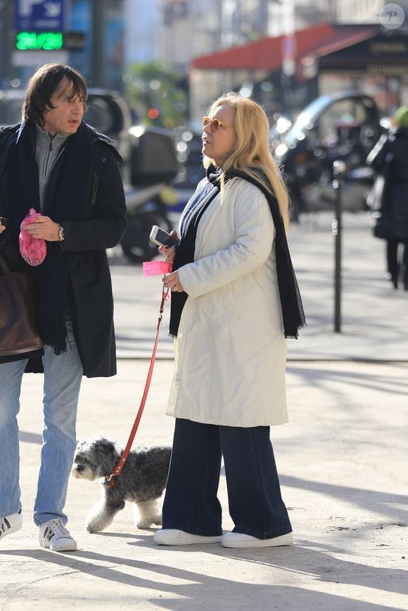 Sylvie Vartan, très souriante, pose pour les photographes à la sortie de l'institut de beauté Carlota avec son chauffeur et son chien Muffin à Paris, le 16 février 2018.