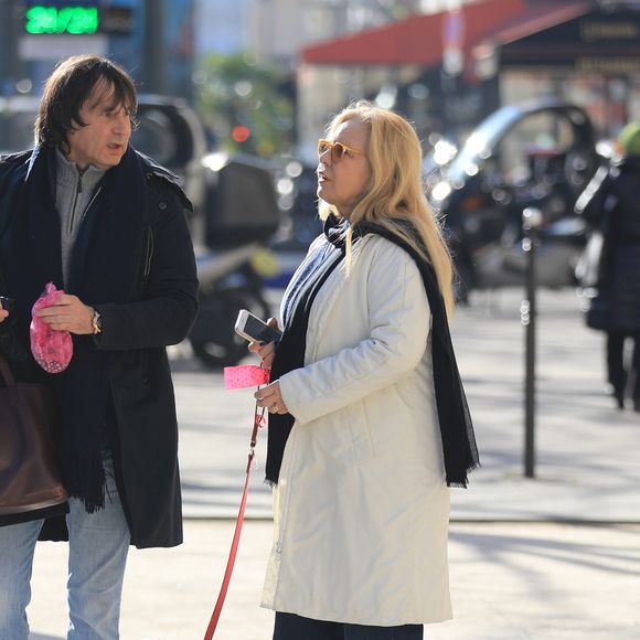 Sylvie Vartan, très souriante, pose pour les photographes à la sortie de l'institut de beauté Carlota avec son chauffeur et son chien Muffin à Paris, le 16 février 2018.