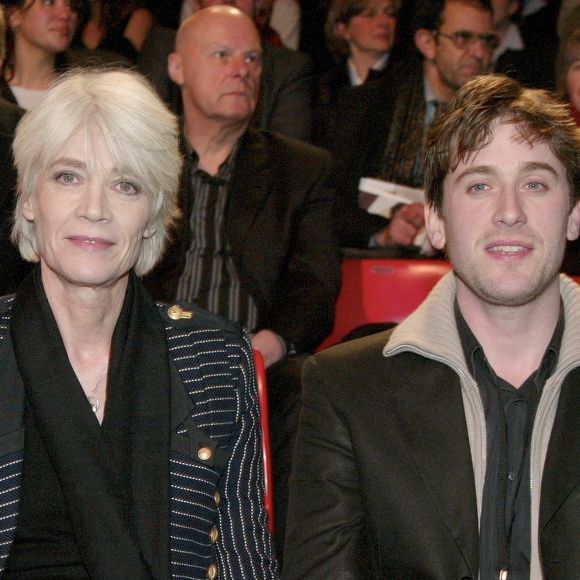 Archives - A Paris, lors des 20e Victoires de la Musique au Zénith, Françoise Hardy et son fils Thomas Dutronc.  Le 5 mars 2005 © Christophe Aubert via Bestimage