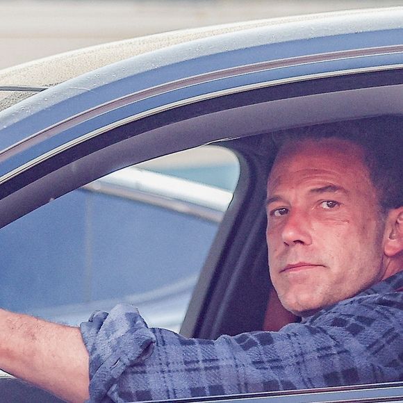 Exclusif - Ben Affleck quitte son domicile au volant de sa voiture (BMW i7M) pour passer un après-midi en famille au cinéma Aero à Los Angeles. Il porte son alliance au doigt et a quelques égratignures sur la main. Los Angeles, le 19 mai 2024. Backgrid USA / Bestimage