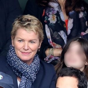 Elise Lucet et sa fille Rose - People dans les tribunes des internationaux de France de Roland Garros à Paris le 4 juin 2016. © Moreau - Jacovides / Bestimage