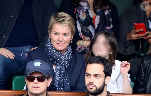Elise Lucet et sa fille Rose - People dans les tribunes des internationaux de France de Roland Garros à Paris le 4 juin 2016. © Moreau - Jacovides / Bestimage