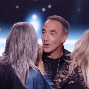 Amel Bent a d'abord cru qu'il s'agissait du chanteur Garou.

Nikos Aliagas sur le plateau de l'émission "The Voice"
