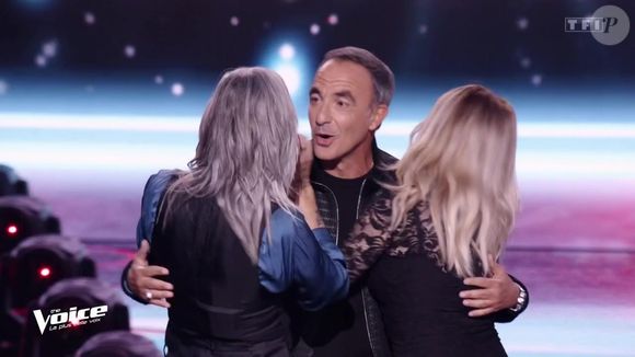 Amel Bent a d'abord cru qu'il s'agissait du chanteur Garou.

Nikos Aliagas sur le plateau de l'émission "The Voice"