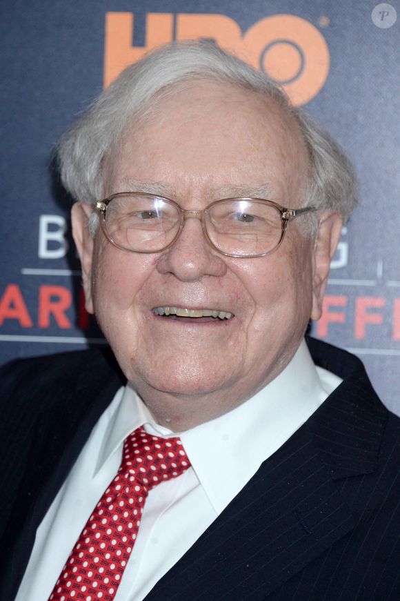 Cette pédagogie reflète sa philosophie d’investissement : privilégier la patience, la discipline et les entreprises solides qu’il comprend et dont il peut anticiper la résilience. 

Warren Buffet assiste à la première mondiale de Becoming Warren Buffet (HBO Documentary Films) au Museum of Modern Art à New York City, NY, USA, le 19 janvier 2017. Photo by Dennis Van Tine/ABACAPRESS.COM