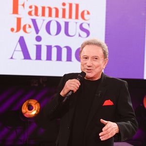 Michel Drucker lors de l'enregistrement de l'émission "Famille je vous aime" présentée par M.Drucker et qui sera diffusée le 29 décembre sur France 3, au studio Rive gauche, à Paris, France, le 2 décembre 2025. © Gaffiot-Perusseau/Bestimage