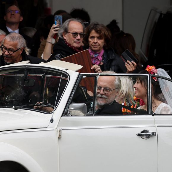 Exclusif - Prix Spécial - No Web - Mariage du chanteur Renaud (Renaud Séchan) avec Cerise au Temple protestant de Port Royal, Boulevard Arago à Paris le 4 mai 2024. Les amoureux sont repartis à bord d'une Volkswagen Coccinelle décapotable pour une soirée privée. © Dominique Jacovides - Cyril Moreau / Bestimage
