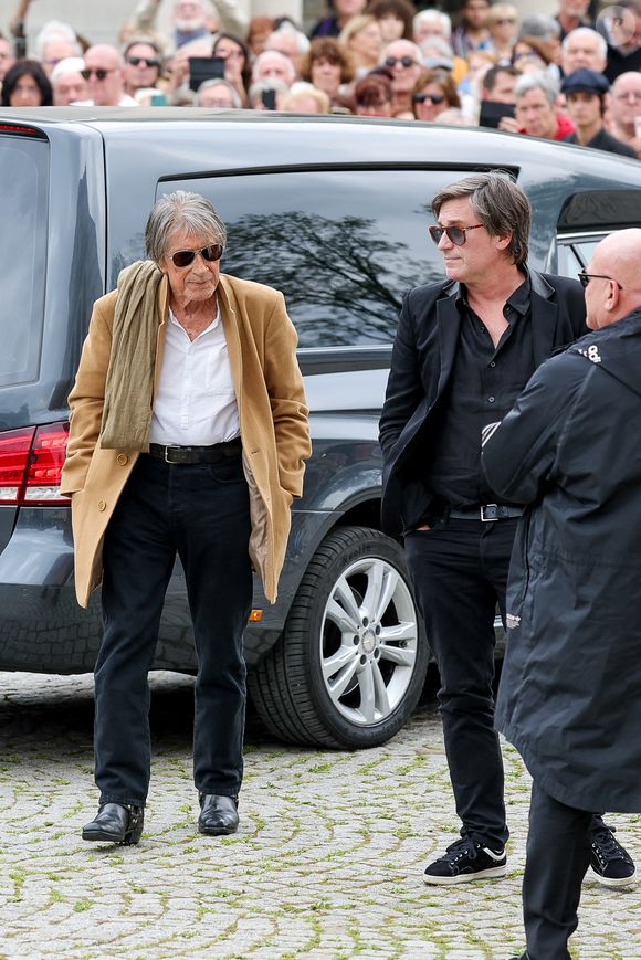 Jacques Dutronc et son fils Thomas Dutronc - Arrivées aux obsèques de l'auteure-compositrice-interprète et actrice française Françoise Hardy au crématorium du cimetière du Père-Lachaise à Paris, France, le 20 juin 2024. © Jacovides-Moreau/Bestimage
