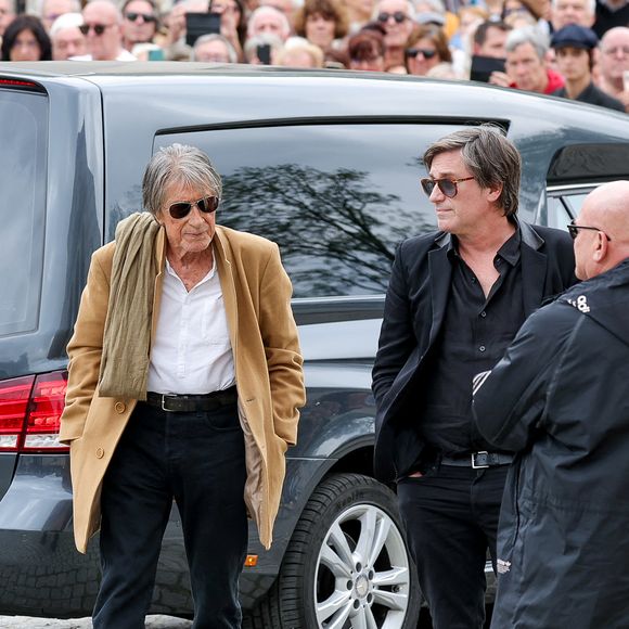 Jacques Dutronc et son fils Thomas Dutronc - Arrivées aux obsèques de l'auteure-compositrice-interprète et actrice française Françoise Hardy au crématorium du cimetière du Père-Lachaise à Paris, France, le 20 juin 2024. © Jacovides-Moreau/Bestimage