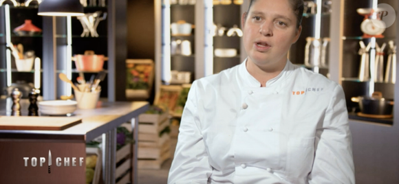 Chacun compose son plateau et débarrasse lui-même ses couverts dans une ambiance simple et conviviale.

Chloé dans "Top Chef 2021", sur M6.
