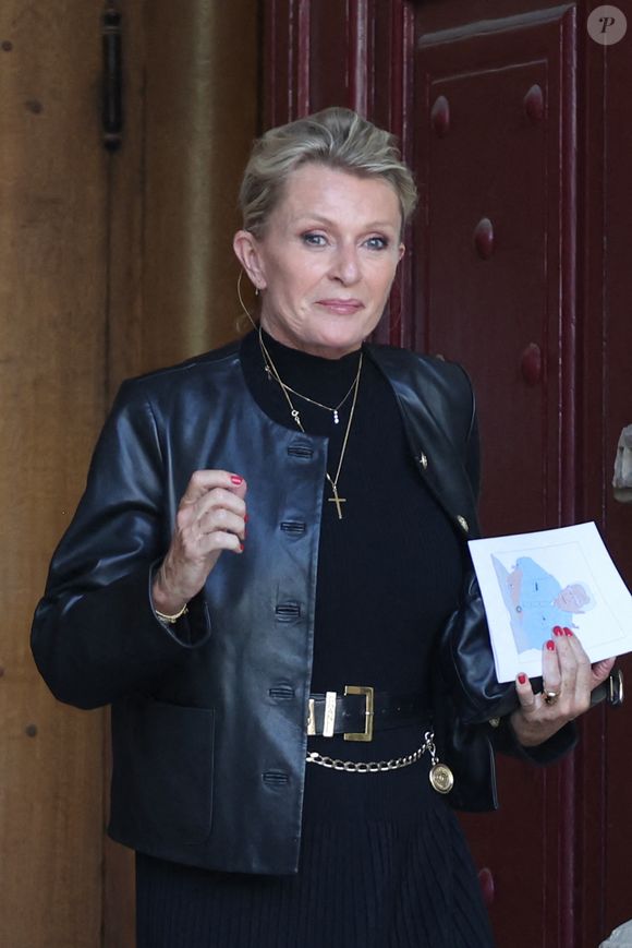 Sophie Davant aux obsèques de Philippe Labro en l'église de Saint-Germain-des-Prés à Paris, le 13 juin 2025. 

Photo : Dominique Jacovides - Christophe Clovis / Bestimage