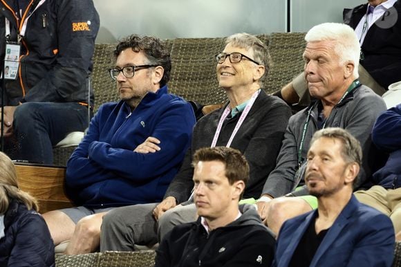Devançant ainsi dépassant Mark Zuckerberg et celui qui avait alors la première place Bernard Arnault.

Bill Gates et Larry Ellison - Célébrités au tournoi BNP Paribas Open d’Indian Wells, Californie, etats-Unis, le 15 mars 2018.