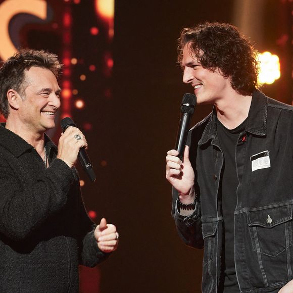 Exclusif - David Hallyday et Paul de Saint Sernin lors de l’enregistrement de l’émission “Les stars s’unissent pour le Sidaction” au théâtre Marigny à Paris, France, le 11 mars 2025. L’émission sera diffusée en prime le 22 mars sur France 2. © Guirec-Moreau/ Bestimage